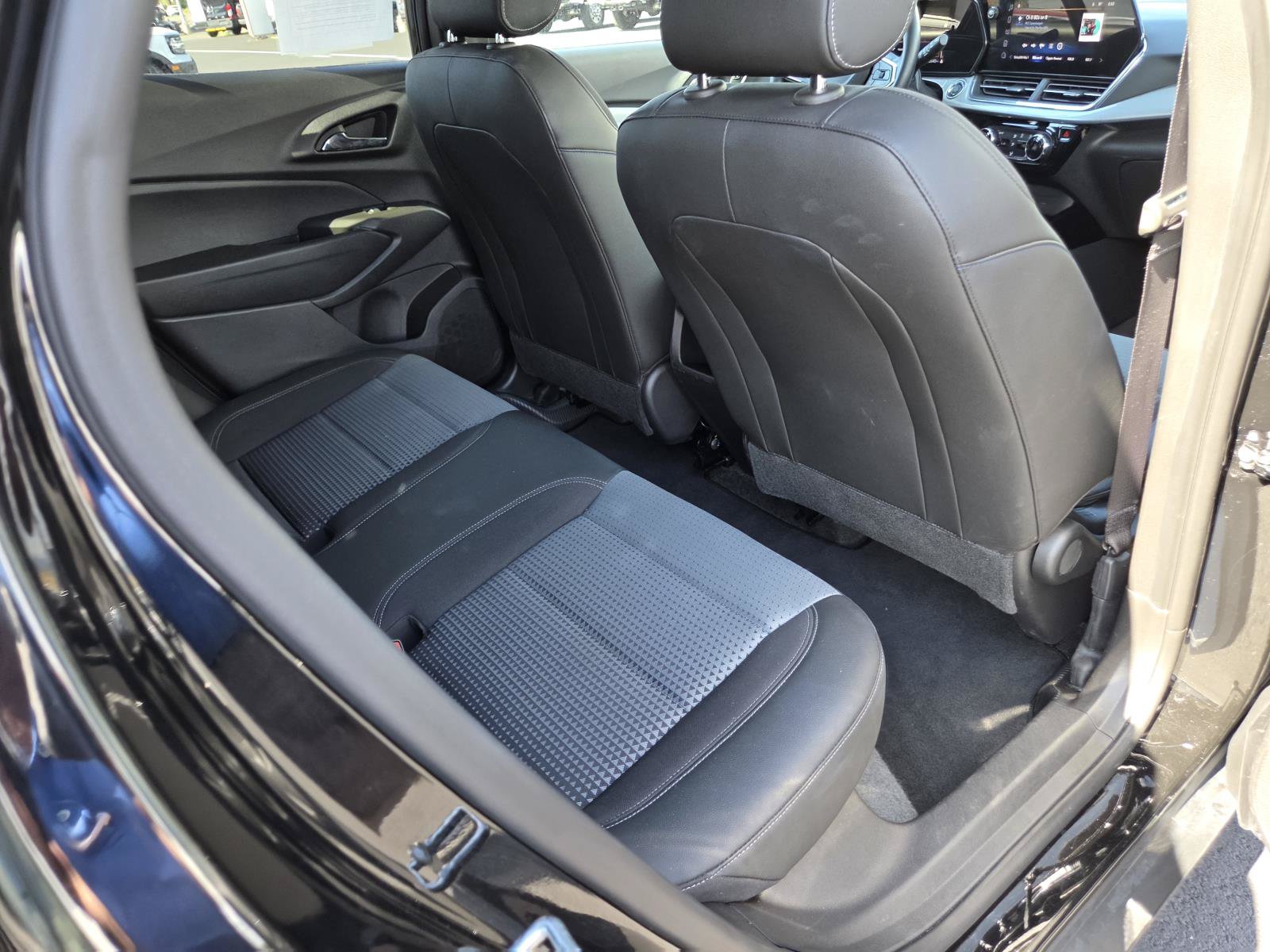 Used 2025 Chevrolet Trax LT w/ LT Convenience Package FWD image 19