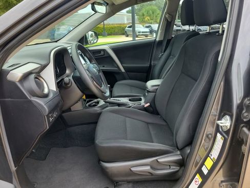 Used 2018 Toyota RAV4 LE FWD image 4