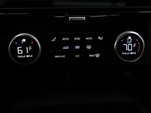 Used 2024 Land Rover Discovery Dynamic SE AWD/4WD image 25