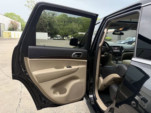 Used 2018 Jeep Grand Cherokee Laredo RWD image 35