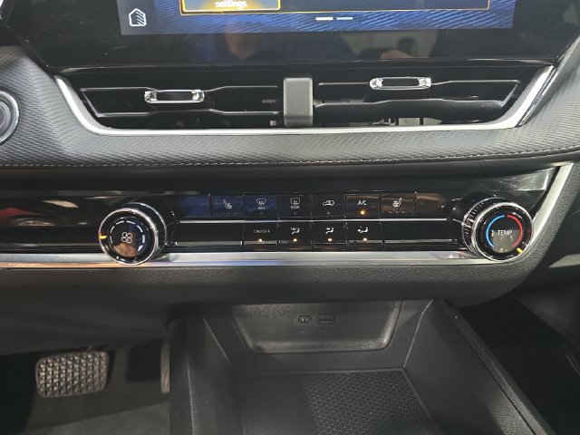 Used 2026 Chevrolet Equinox LT AWD/4WD image 22