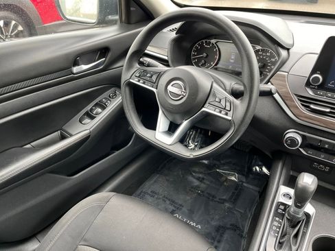 Used 2025 Nissan Altima 2.5 SV image 32
