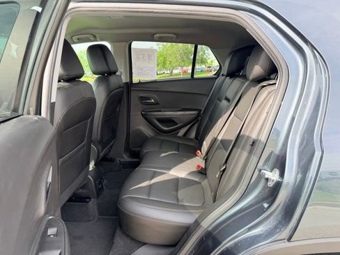 Used 2021 Chevrolet Trax LT w/ Premium Seat Package AWD/4WD image 8