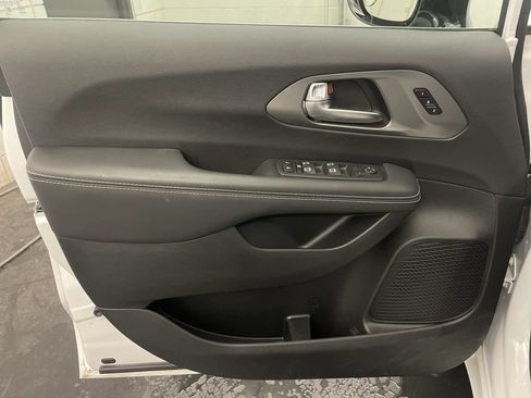 Used 2025 Chrysler Pacifica Select w/ Uconnect Theater Family Group AWD/4WD image 15