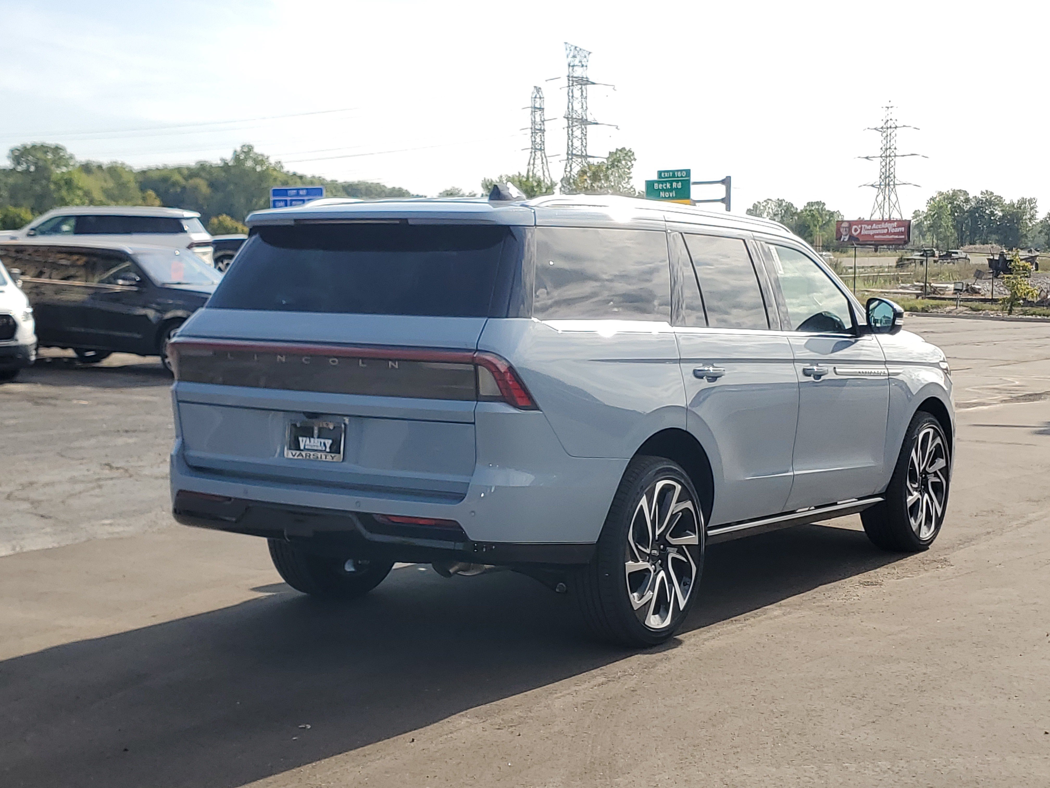 New 2027 Lincoln Navigator Reserve AWD/4WD image 4