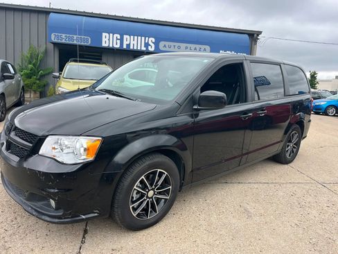 Used 2019 Dodge Grand Caravan GT FWD image 2