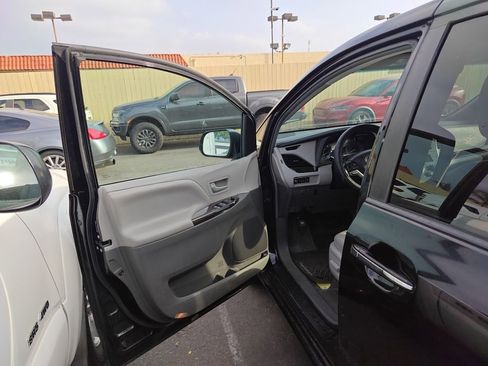 Used 2015 Toyota Sienna XLE Premium FWD image 5