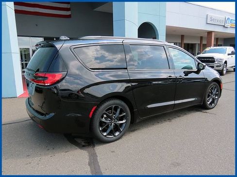 Used 2025 Chrysler Pacifica Limited FWD image 7