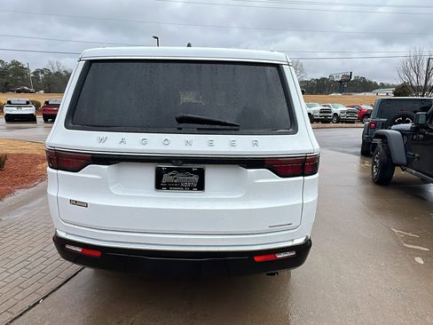 Used 2024 Jeep Wagoneer Series II image 9