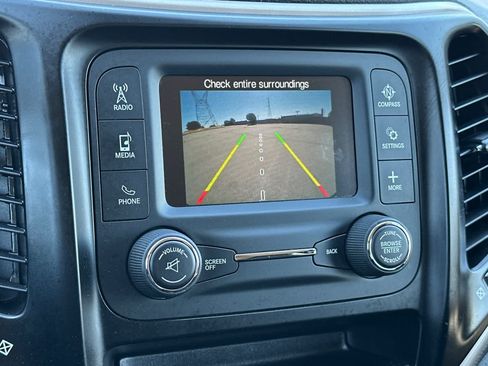 Used 2018 Jeep Cherokee Latitude FWD image 21