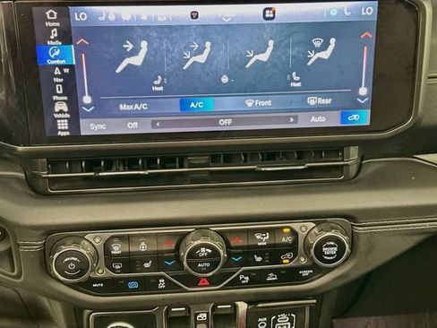 Used 2024 Jeep Wrangler Unlimited Sahara w/ Technology Group AWD/4WD image 15