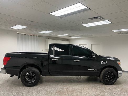 Used 2017 Nissan Titan SV image 4