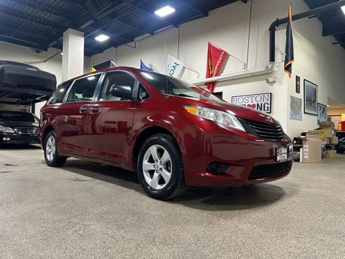 Used 2012 Toyota Sienna FWD image 7