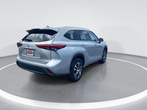 Used 2020 Toyota Highlander XLE FWD image 4