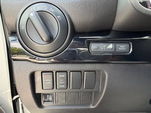 Used 2024 Nissan Titan 4x4 Crew Cab image 25