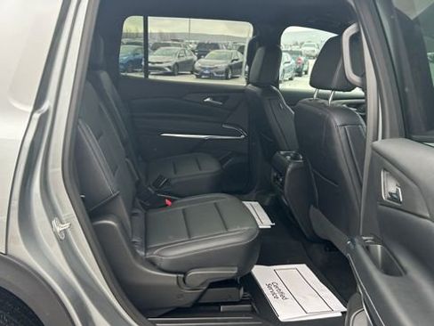 Used 2025 Chevrolet Traverse LT image 42