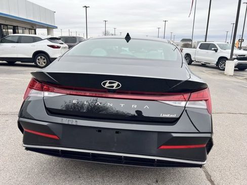 Used 2025 Hyundai Elantra Limited image 4