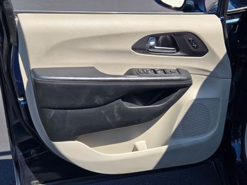 Used 2022 Chrysler Pacifica Touring-L FWD image 18