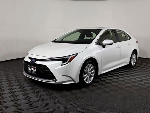 Used 2023 Toyota Corolla XLE image 2