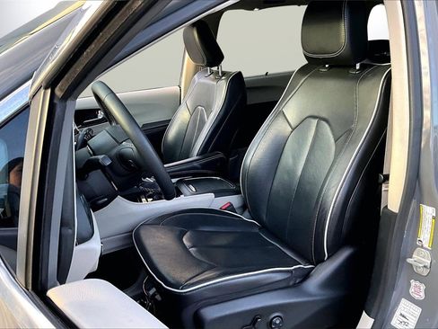 Certified 2023 Chrysler Pacifica Limited image 22