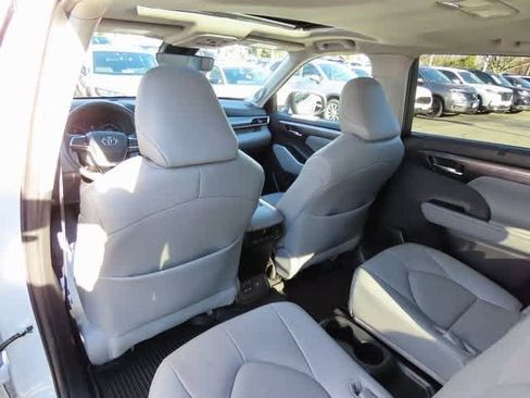 Used 2024 Toyota Highlander Limited image 16