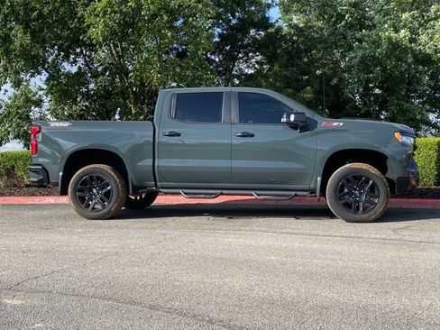 Used 2025 Chevrolet Silverado 1500 LT Trail Boss w/ LT Trail Boss Premium Package AWD/4WD image 2