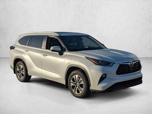 Certified 2024 Toyota Highlander XLE FWD image 3