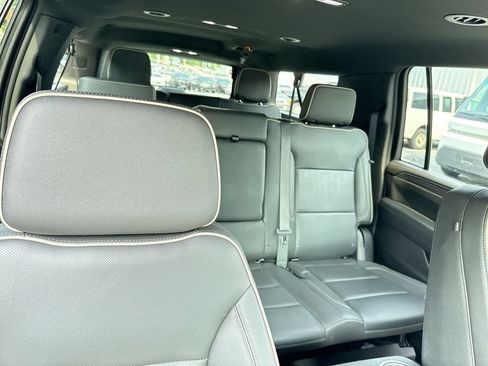Used 2024 GMC Yukon XL SLT w/ SLT Luxury Package RWD image 34