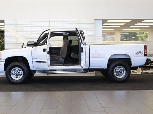 Used 2005 GMC Sierra 2500 SLE w/ Heavy-Duty Power Package AWD/4WD image 10