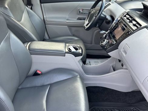 Used 2016 Toyota Prius V Five image 15