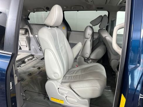 Used 2011 Toyota Sienna XLE image 27