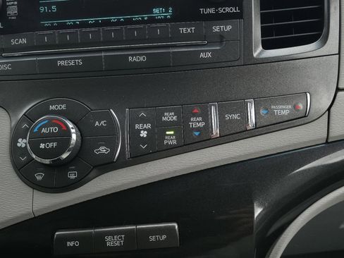 Used 2013 Toyota Sienna LE w/ Towing Pkg image 30