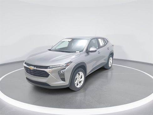 Used 2024 Chevrolet Trax LS w/ LS Convenience Package image 4