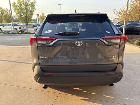 Used 2022 Toyota RAV4 XLE Premium image 9
