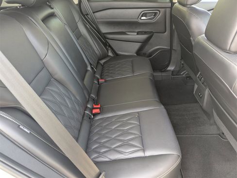 Used 2025 Nissan Rogue Platinum image 17