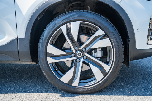 Certified 2024 Volvo XC40 B5 Plus w/ Climate Package AWD/4WD image 17