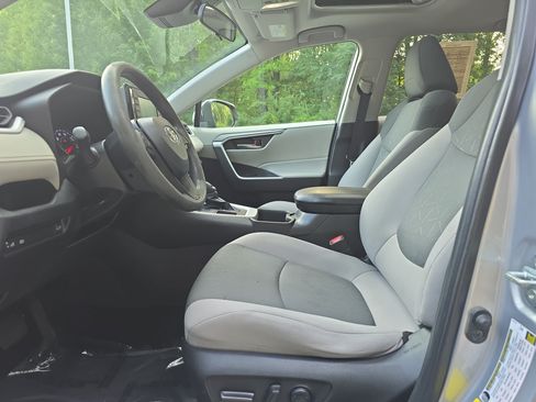Used 2022 Toyota RAV4 XLE w/ Convenience Package FWD image 14