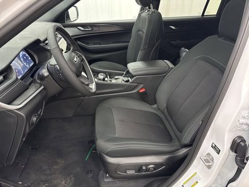 New 2025 Jeep Grand Cherokee Laredo X w/ Luxury Tech Group I image 4