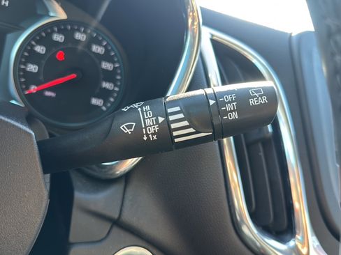 Used 2023 Chevrolet Equinox LT image 31