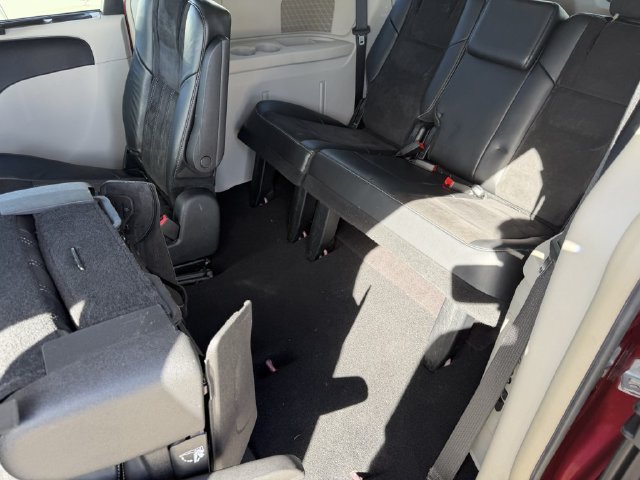 Used 2014 Chrysler Town & Country Touring-L FWD image 13