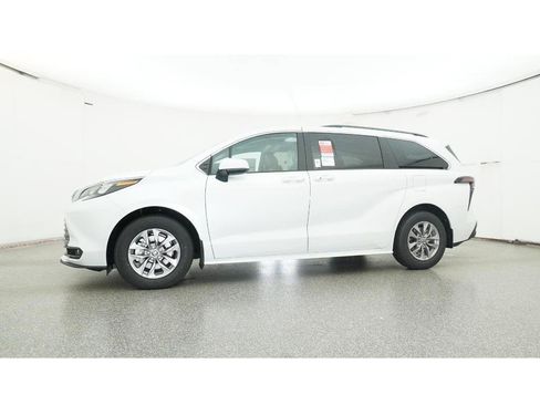 New 2026 Toyota Sienna XLE image 18