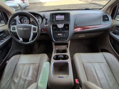 Used 2014 Chrysler Town & Country Touring-L w/ Driver Convenience Group image 15