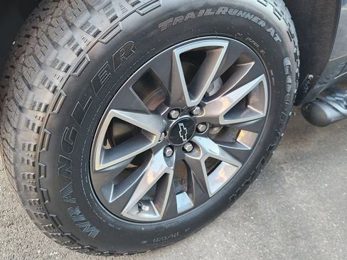 Used 2021 Chevrolet Suburban Z71 w/ Luxury Package image 10