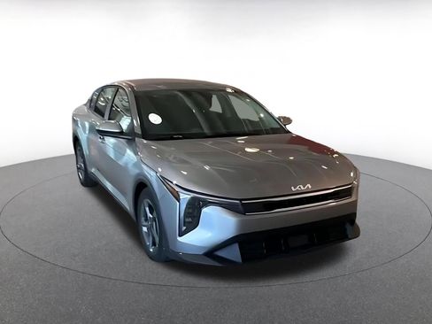 Used 2025 Kia K4 LXS image 3