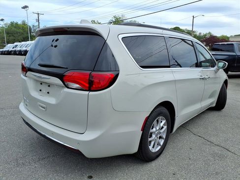 Used 2020 Chrysler Pacifica Touring FWD image 4