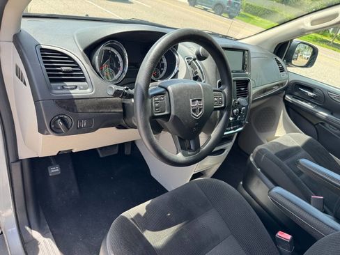 Used 2019 Dodge Grand Caravan SE w/ UConnect Hands-Free Group image 11