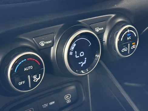 Used 2025 Hyundai Venue SEL FWD image 20