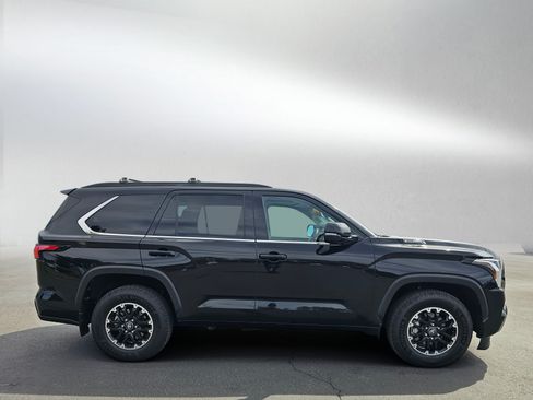 Used 2023 Toyota Sequoia SR5 w/ SR5 Premium Package AWD/4WD image 6