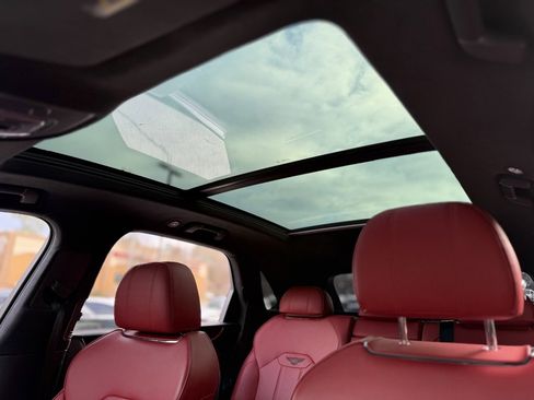 Used 2023 Bentley Bentayga image 50