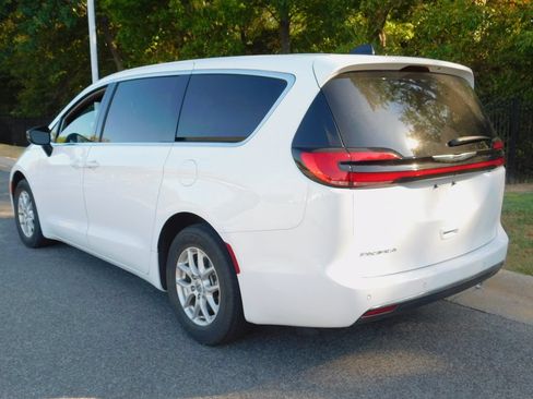 Used 2025 Chrysler Pacifica Select FWD image 9